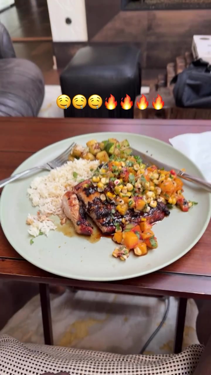 詹姆斯阿克伦豪宅内进行髋部恢复 晒蟹肉饼配鱼子酱晚餐 詹姆斯阿克伦豪宅内进行髋部恢复 晒蟹肉饼配鱼子酱晚餐