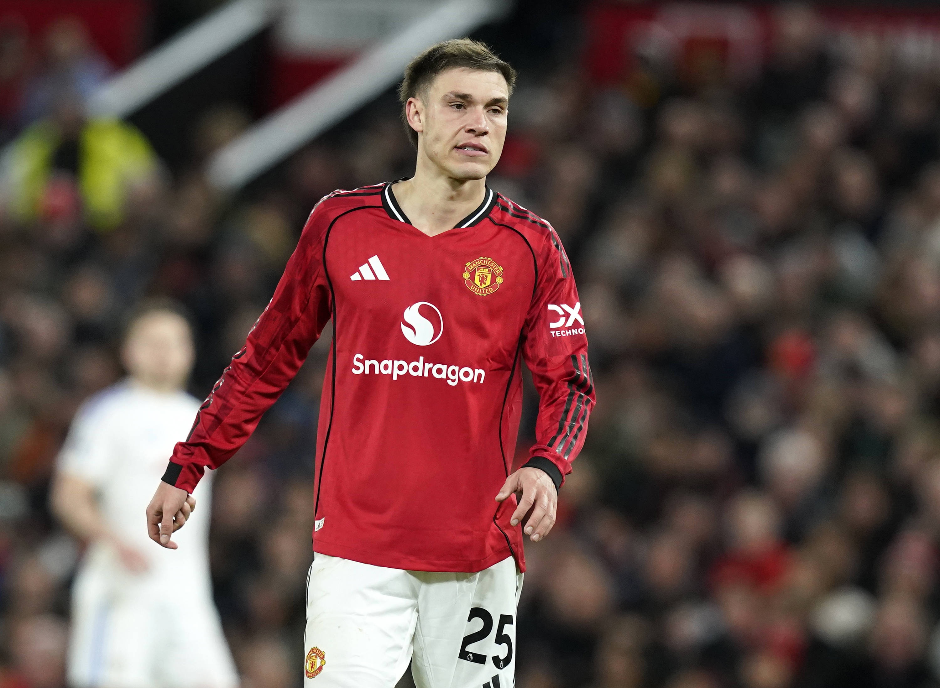 乌加特重伤令曼联中场引援策略生变，第三中场锁定廉价英超老将
