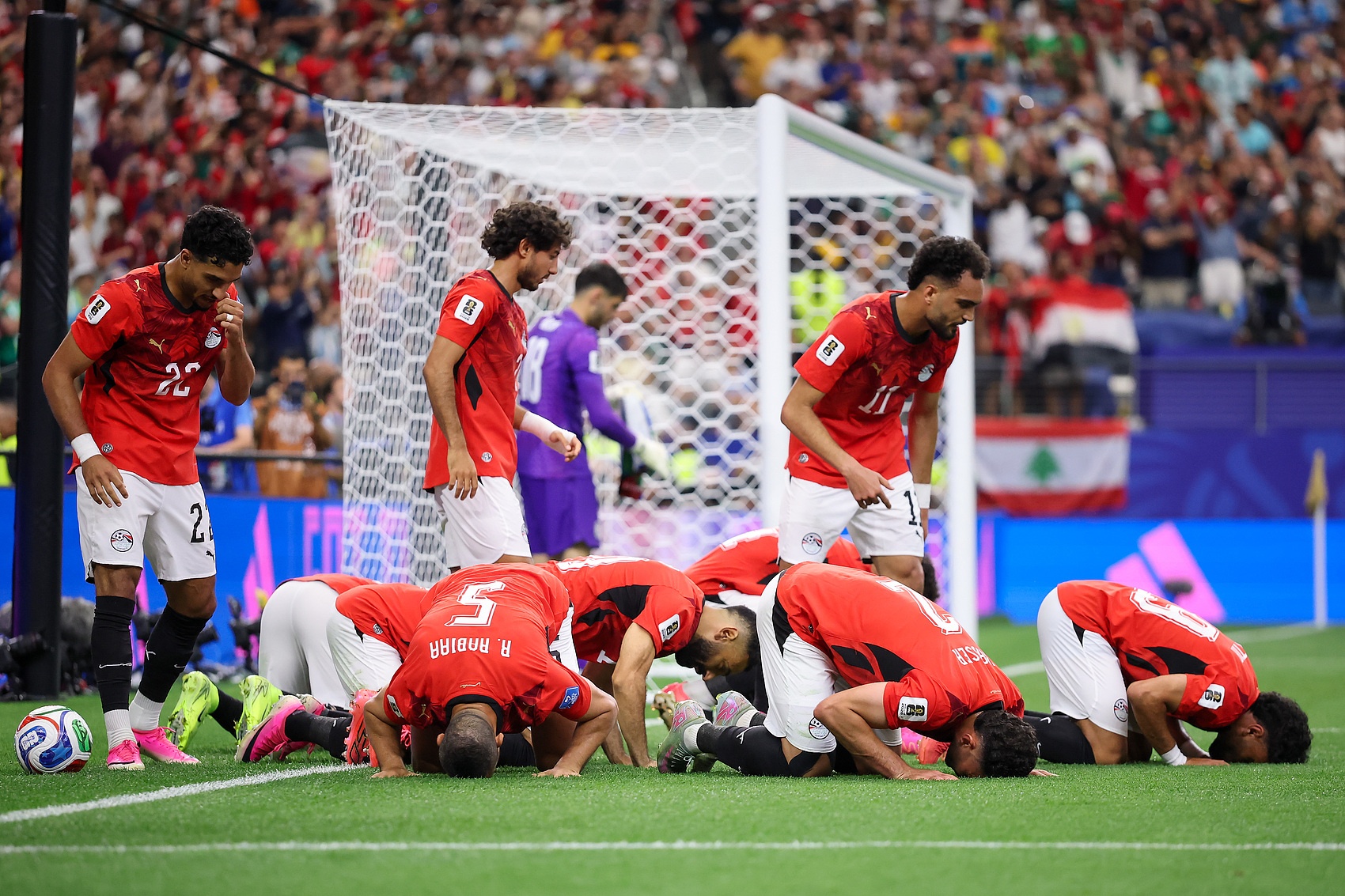 哈菲兹助攻阿舒尔头槌 奥尼尔造哈尼乌龙 埃及1-1澳大利亚进加时 哈菲兹助攻阿舒尔头槌 奥尼尔造哈尼乌龙 埃及1-1澳大利亚进加时