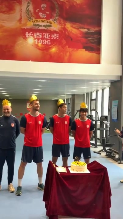 亚泰七月生日会：四名成员同日庆生