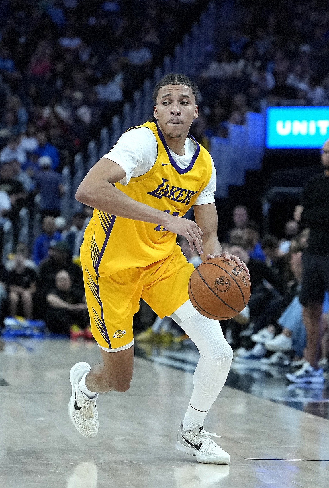 夏季联赛半决赛湖人勇士半场战平 24号秀卡尔10中3三分未开 夏季联赛半决赛湖人勇士半场战平 24号秀卡尔10中3三分未开