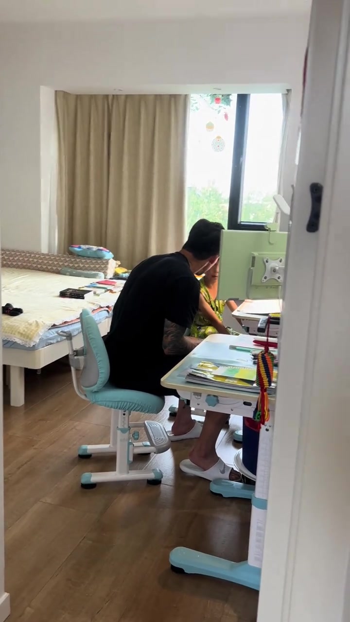张琳芃辅导作业遭遇滑铁卢 妻子:谁都跨不过这个坎 张琳芃辅导作业遭遇滑铁卢 妻子:谁都跨不过这个坎
