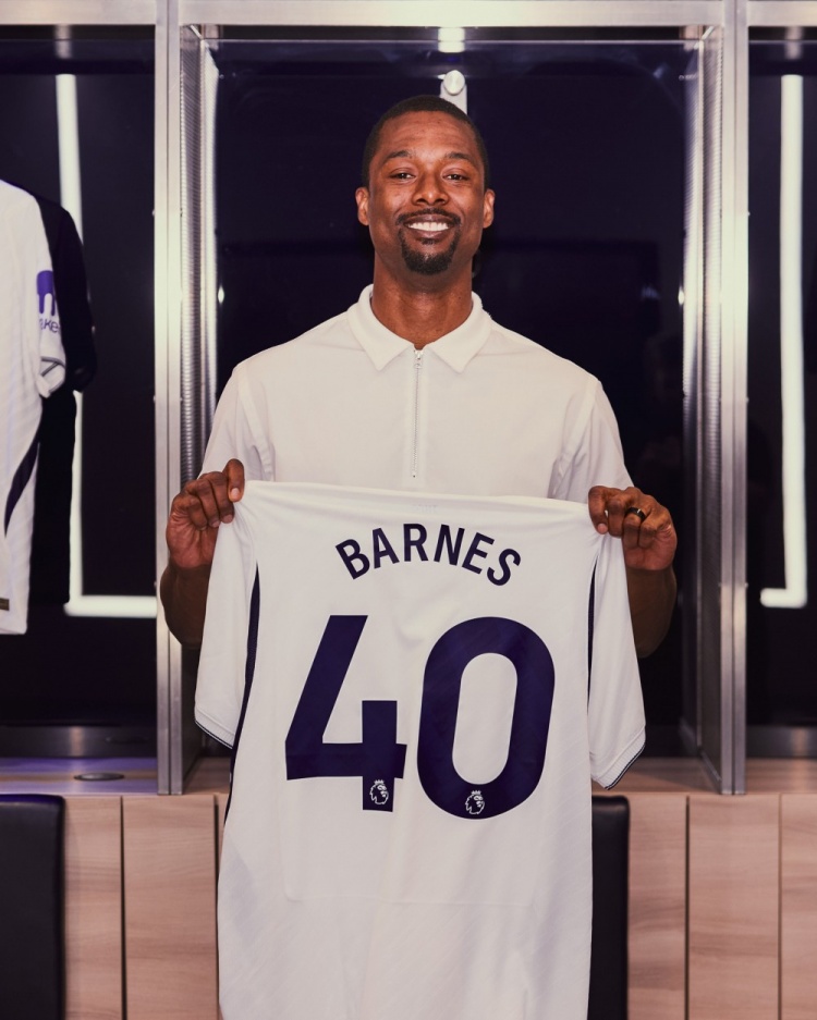 跨界联动：NBA马刺前锋巴恩斯获赠热刺40号球衣