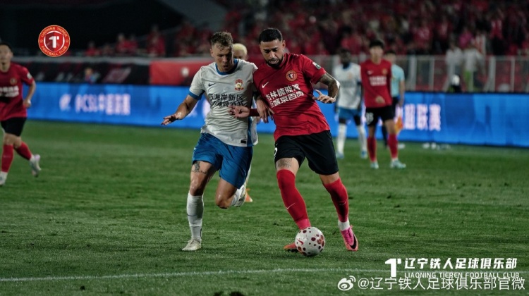 十人辽宁铁人主场0-1负于青岛西海岸,姆本扎红牌成转折 十人辽宁铁人主场0-1负于青岛西海岸,姆本扎红牌成转折