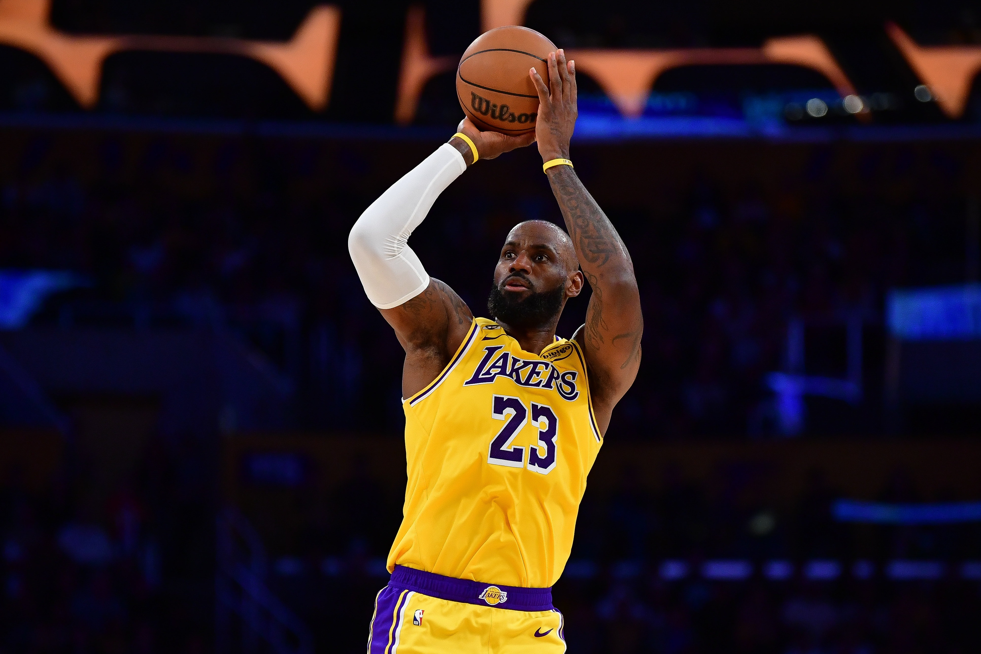 两年800万!詹姆斯底薪签约76人,ESPN评级A+ 两年800万!詹姆斯底薪签约76人,ESPN评级A+