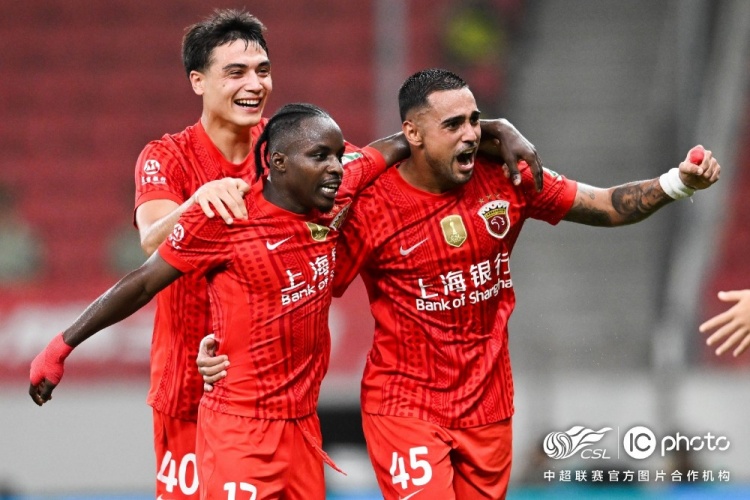 莱昂纳多闪击李新翔推空门 上海海港2-0上海申花 莱昂纳多闪击李新翔推空门 上海海港2-0上海申花