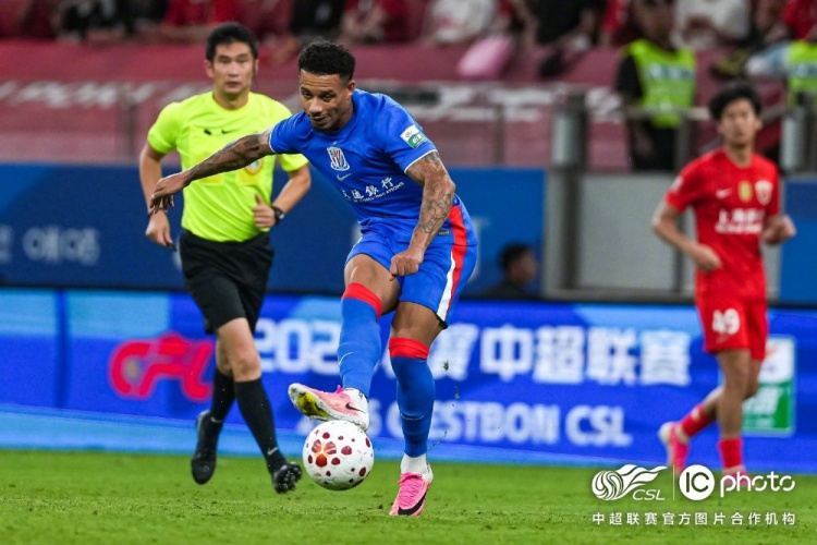 莱昂纳多李新翔破门 上海海港2-0赢德比 莱昂纳多李新翔破门 上海海港2-0赢德比