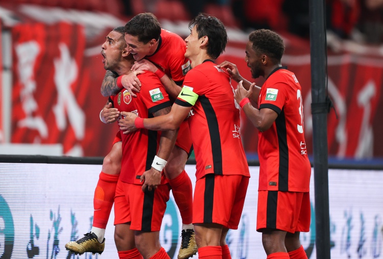 海港2-0终结七年德比主场不胜 罚分保级战积19分反超申花 海港2-0终结七年德比主场不胜 罚分保级战积19分反超申花
