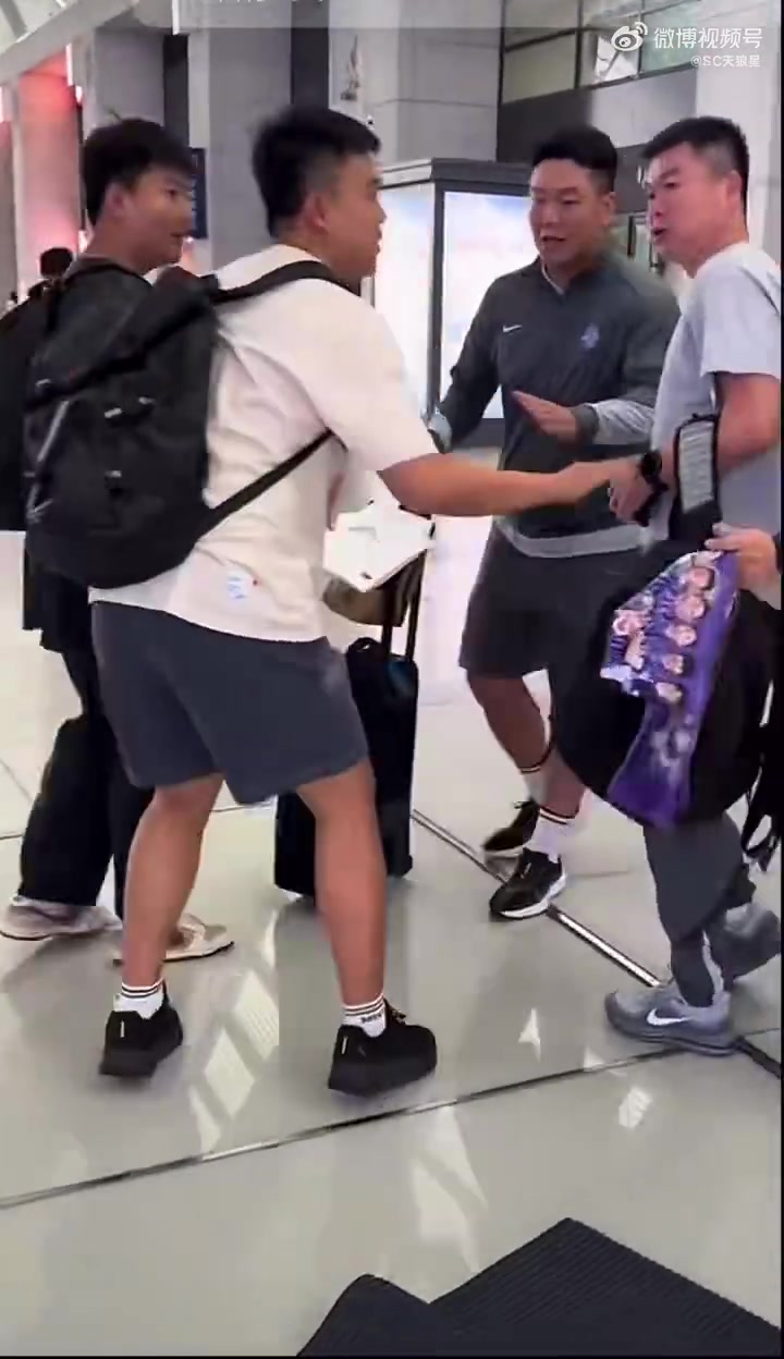 津门虎返津遭遇惊魂一幕:球迷滑倒险铲于根伟 津门虎返津遭遇惊魂一幕:球迷滑倒险铲于根伟