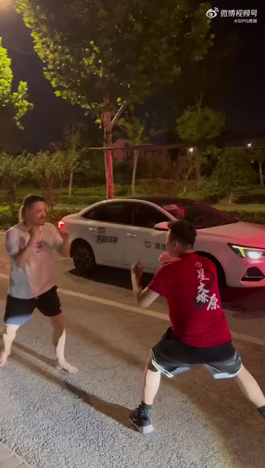 上海德比赛后爆发冲突 海港球迷与申花球迷发生肢体接触 上海德比赛后爆发冲突 海港球迷与申花球迷发生肢体接触