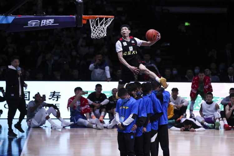 陈登星DUNKMAN登台闯入前三 自曝扣篮启蒙:卡特看多,偶像是科比 陈登星DUNKMAN登台闯入前三 自曝扣篮启蒙:卡特看多,偶像是科比