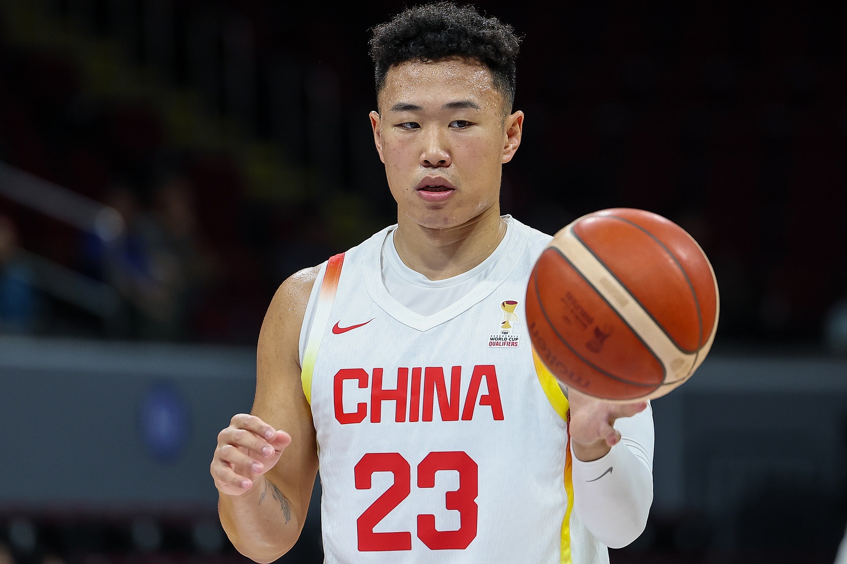 贺希宁18中9砍25+5+6，中国男篮90-82胜喀麦隆
