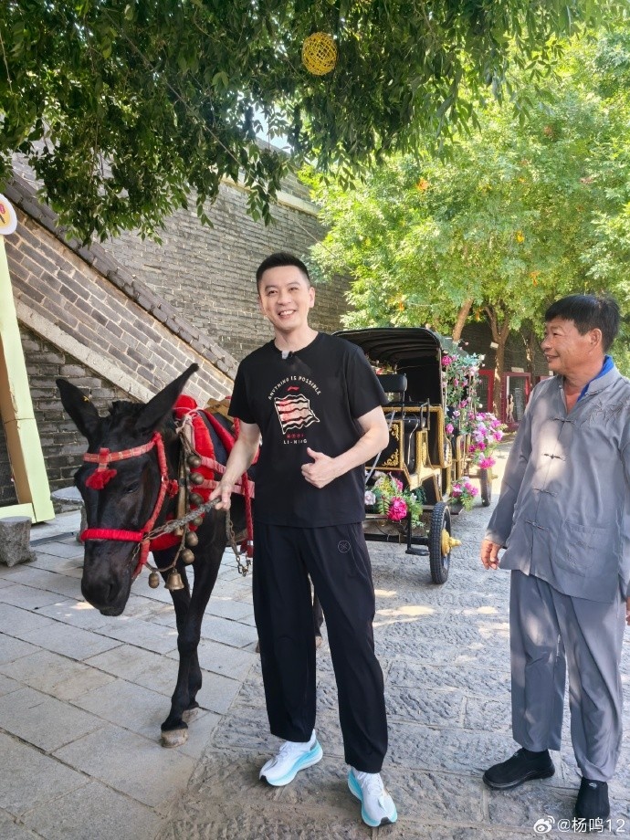 杨鸣晒与陈梦乒乓球活动合照 盼篮球领会乒乓球精神 杨鸣晒与陈梦乒乓球活动合照 盼篮球领会乒乓球精神