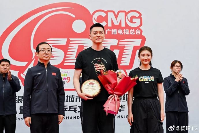 杨鸣晒与陈梦乒乓球活动合照 盼篮球领会乒乓球精神 杨鸣晒与陈梦乒乓球活动合照 盼篮球领会乒乓球精神