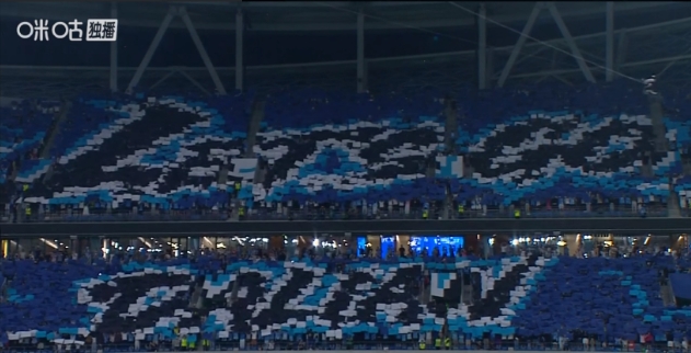 辽宁德比梭鱼湾TIFO:斯坦丘挥魔杖引蓝电贯穿看台 辽宁德比梭鱼湾TIFO:斯坦丘挥魔杖引蓝电贯穿看台