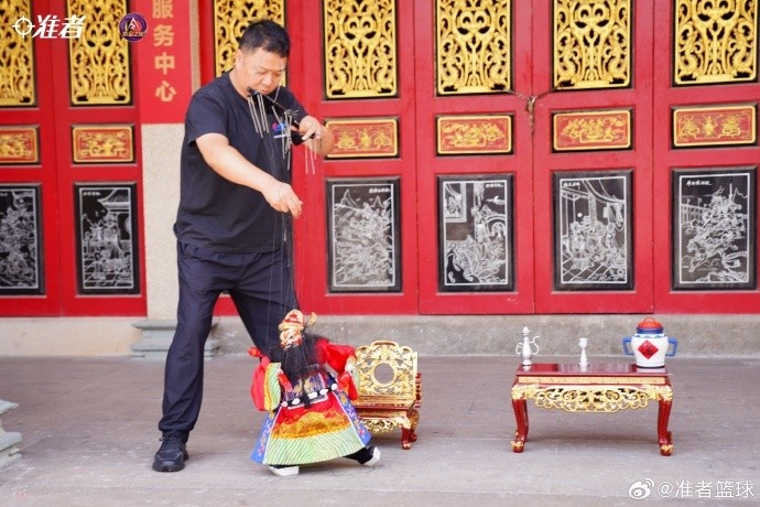 里夫斯中国行石狮站体验提线木偶 官方晒闽南非遗行程 里夫斯中国行石狮站体验提线木偶 官方晒闽南非遗行程