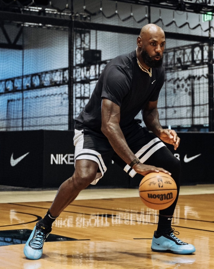 LeBron 24正式亮相 詹姆斯称其历代最轻 LeBron 24正式亮相 詹姆斯称其历代最轻