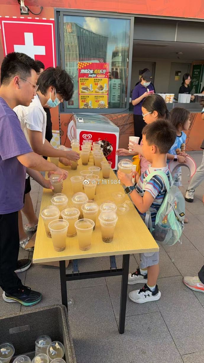 海港主场为大连远征球迷免费提供绿豆汤 海港主场为大连远征球迷免费提供绿豆汤