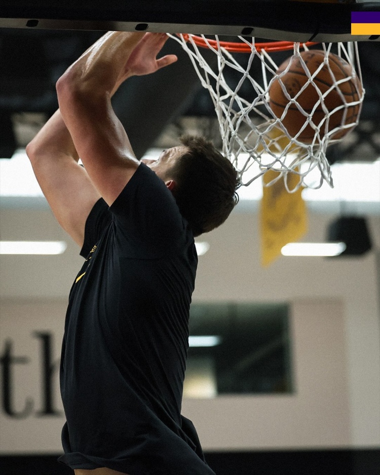 球队内线支柱！湖人官方发布新援凯斯勒近期训练照片
