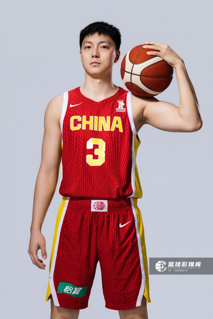 胡明轩：我们现在每场都是全力拼对手 3场小组赛大家都做得非常好