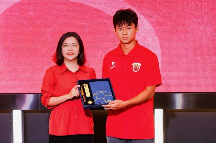 上海海港·中国犀旺队赴法国欧塞尔出征仪式在上汽浦东足球场举行 上海海港·中国犀旺队赴法国欧塞尔出征仪式在上汽浦东足球场举行