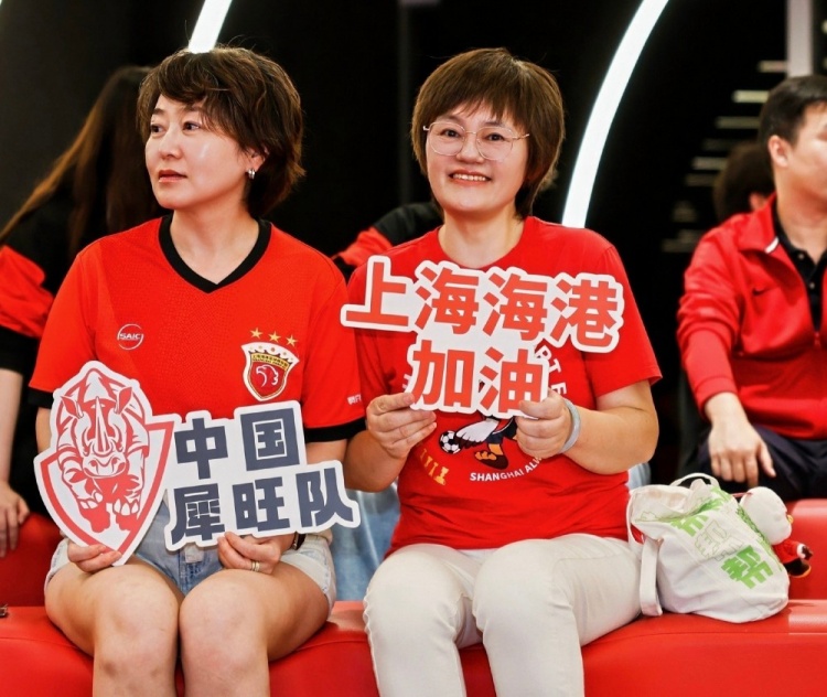 上海海港·中国犀旺队赴法国欧塞尔出征仪式在上汽浦东足球场举行 上海海港·中国犀旺队赴法国欧塞尔出征仪式在上汽浦东足球场举行