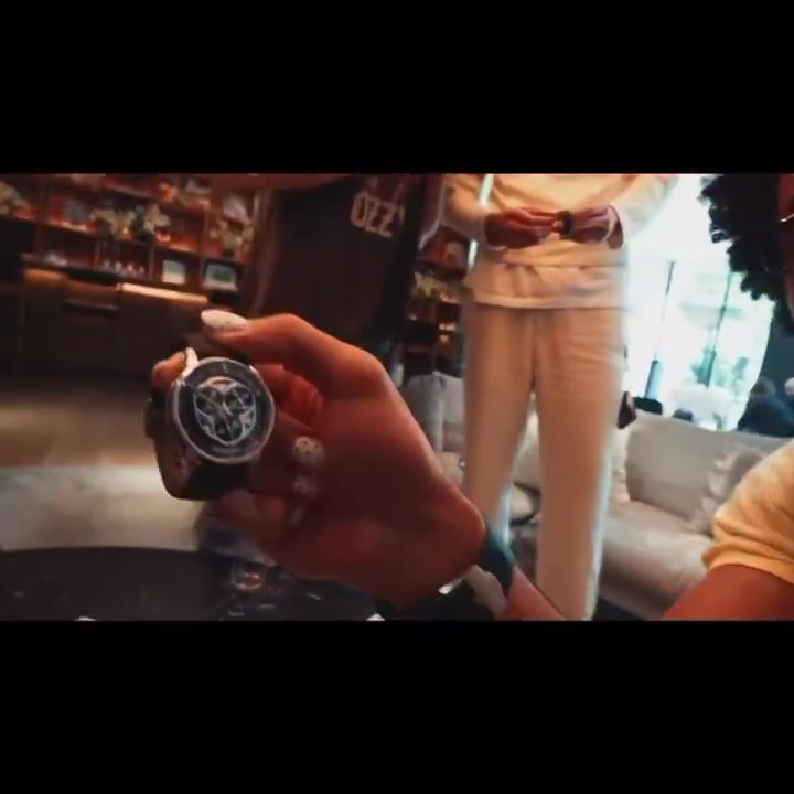 切特:现时代戴手表不是为了看时间 而是告诉别人你的时间很宝贵 切特:现时代戴手表不是为了看时间 而是告诉别人你的时间很宝贵