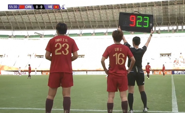 大中锋来了！比赛第56分钟，邵子钦替补登场换下乌日古木拉