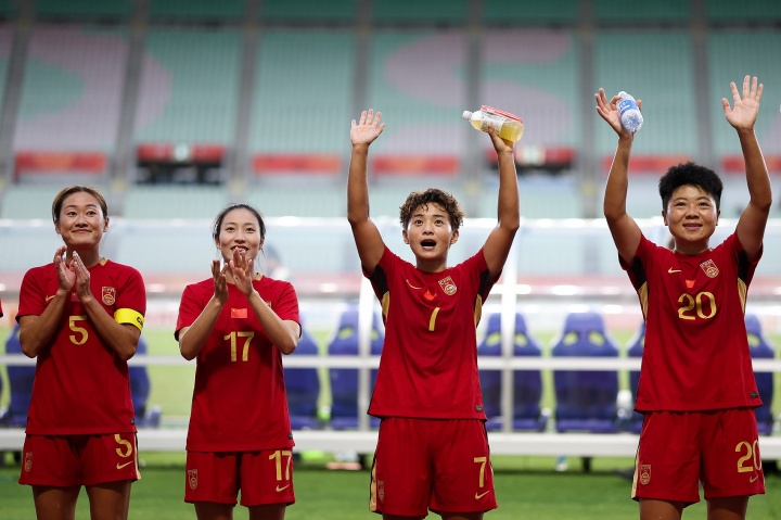 马德兴：中国女足踢得比想象中要好，逼抢、高压、封堵做得可以